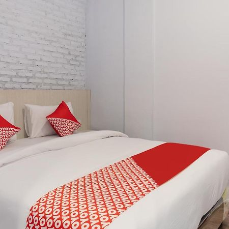 Super Oyo 3150 Theodore Homestay Medan Exterior photo