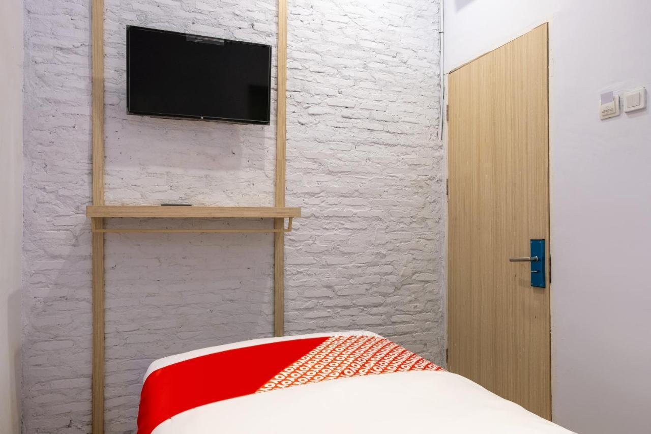 Super Oyo 3150 Theodore Homestay Medan Exterior photo