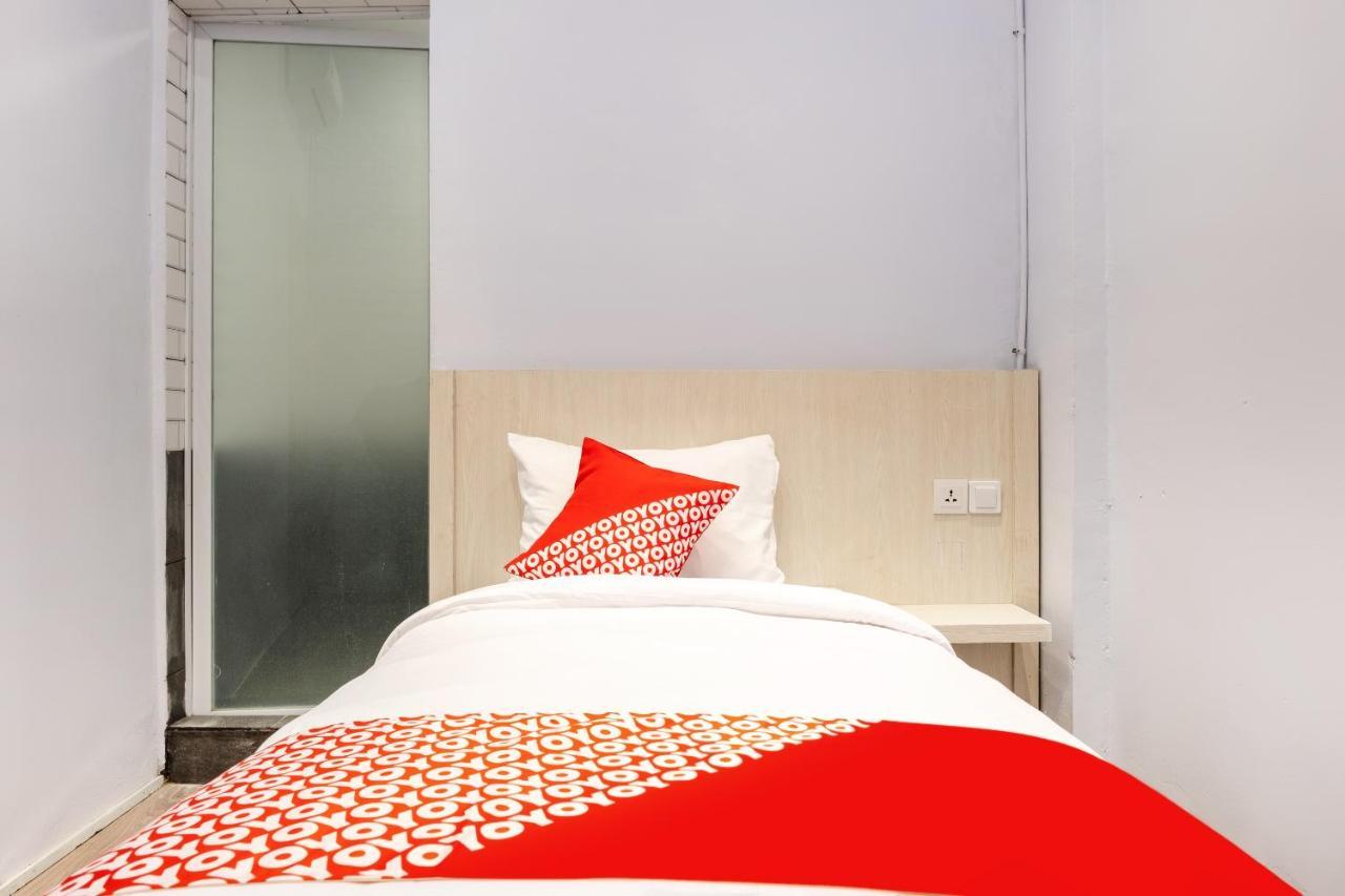 Super Oyo 3150 Theodore Homestay Medan Exterior photo