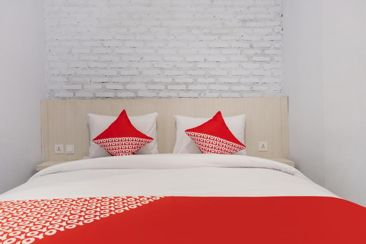 Super Oyo 3150 Theodore Homestay Medan Exterior photo