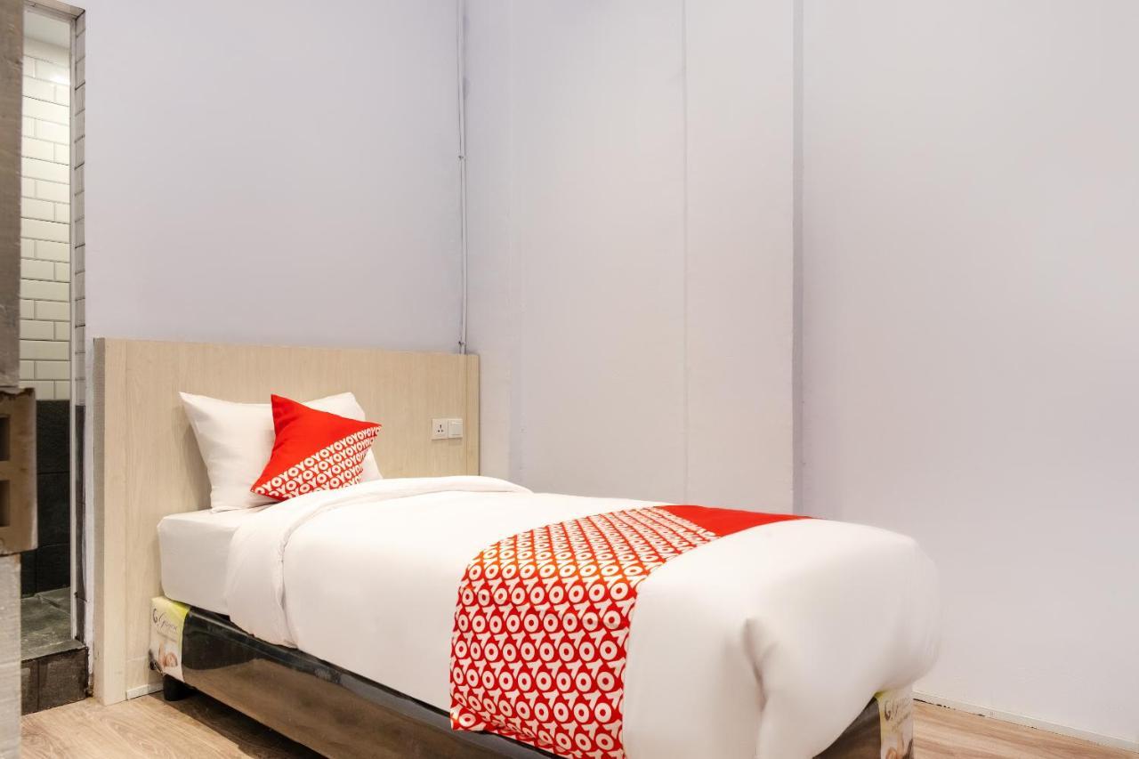 Super Oyo 3150 Theodore Homestay Medan Exterior photo