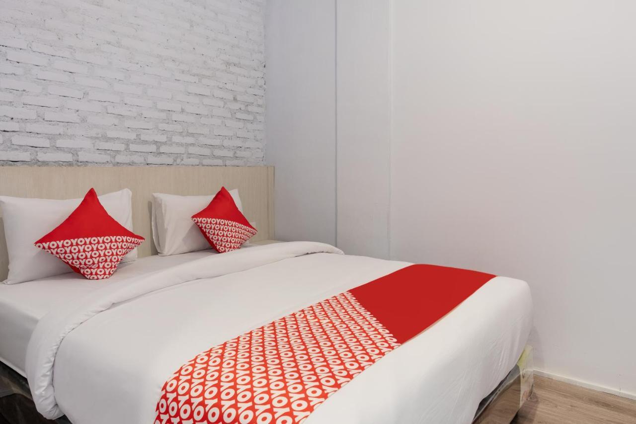Super Oyo 3150 Theodore Homestay Medan Exterior photo