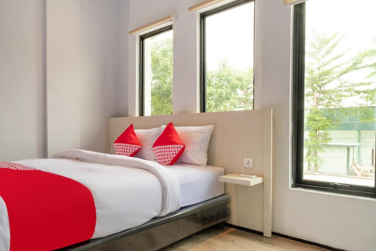 Super Oyo 3150 Theodore Homestay Medan Exterior photo