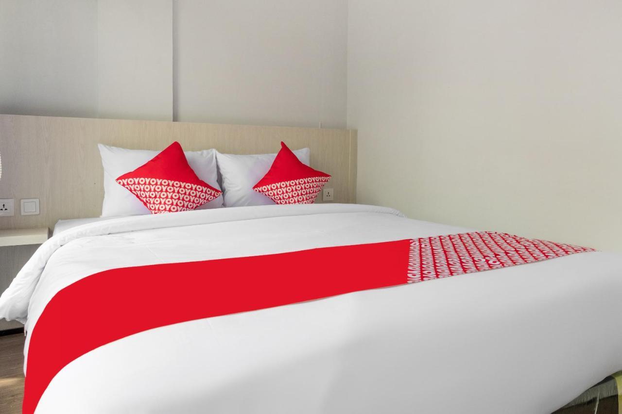 Super Oyo 3150 Theodore Homestay Medan Exterior photo